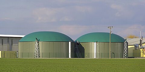 WESSLING untersucht organische Stoffe im Fermenter einer Biogasanlage wie sie auf diesem Bild zu sehen ist.