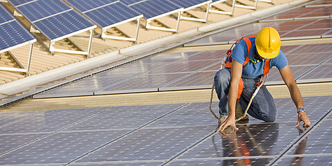 Arbeiter überprüft Solaranlage