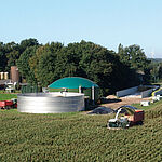 Fotoaufnahme Biogasanlage und Maisfeld von oben